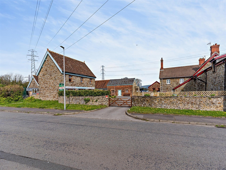 Front entrance to Tyn-Cellar farm