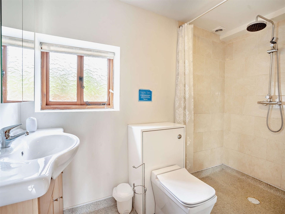 Tyn Cellar Cottage downstair bathroom