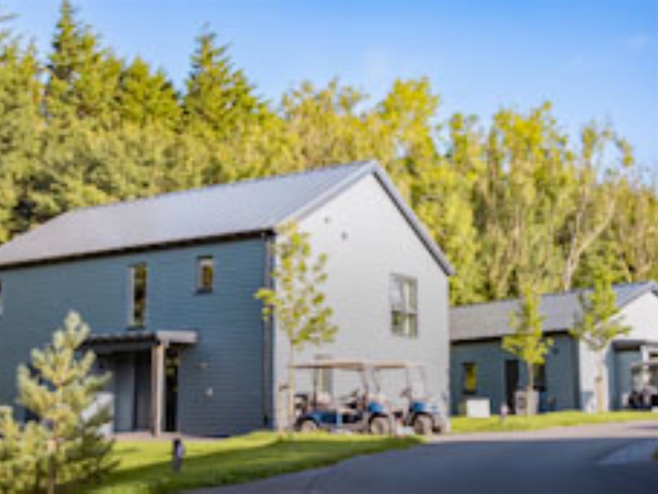 Luxury lodges with modern interiors and outdoor space to enjoy the restful surroundings. Each platinum lodge comes with a complimentary electric buggy