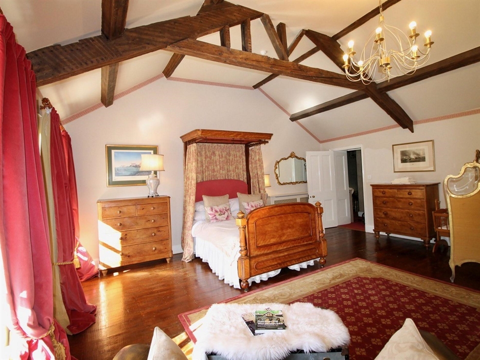 Large spacious double bedroom sharing a large family bathroom.  2 front facing sash windows and an original elegant half tester bed.  Feature fireplac