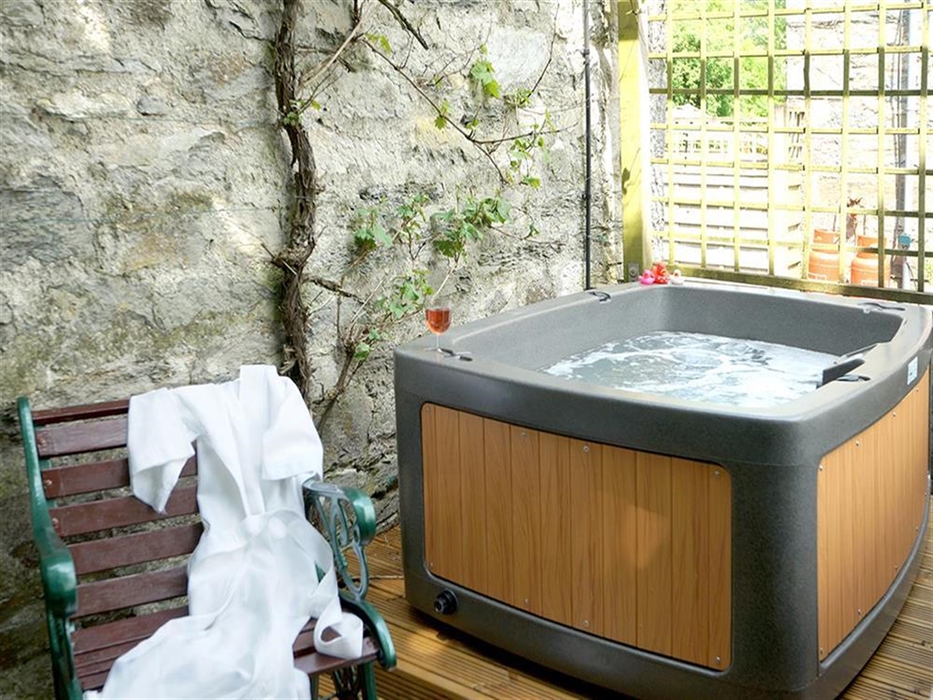 Hot tub, perfect for relaxing after a day's walking, cycling or exploring around Snowdonia.