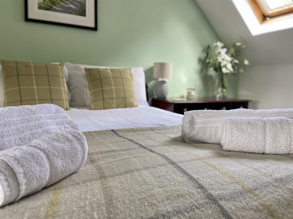 efail bach main bedroom2