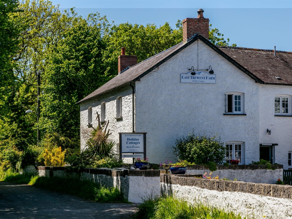 A few minutes' walk to Freshwater East beach and the Pembrokeshire Coastal Path, close to Stackpole, Barafundle and a host of other beautiful beaches.