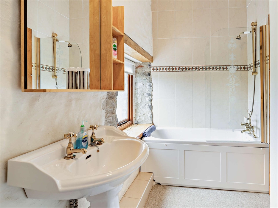 Room 4 (sleeps 2), superking + bathroom ensuite