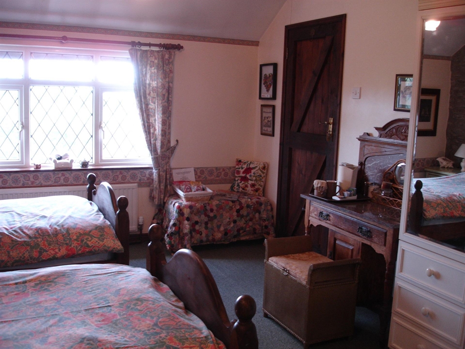 "The Hayloft" twin en-suite + bunks