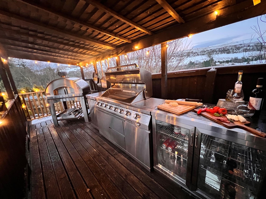 Making holiday memories got a whole lot tastier! With our extra large gas BBQ and wood fired pizza oven that cooks the perfect pizza in 3 minutes, Pen