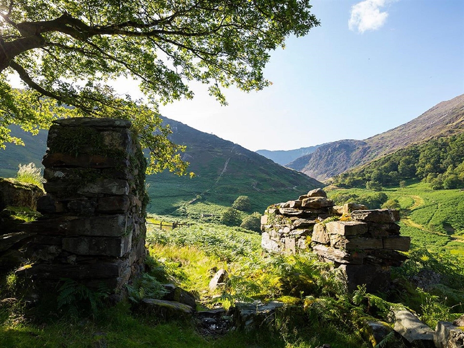 Hen Dy surrounding countryside