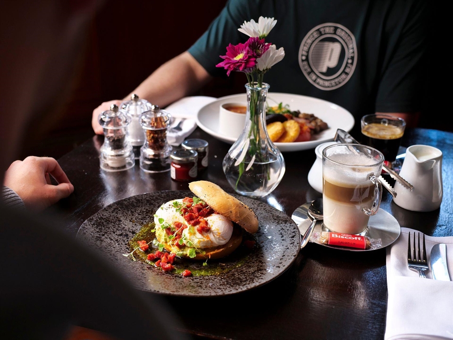 Morgans Hotel serves a wide range of cooked and continental breakfast dishes every morning, including a full breakfast with eggs, bacon, mushroom, sau