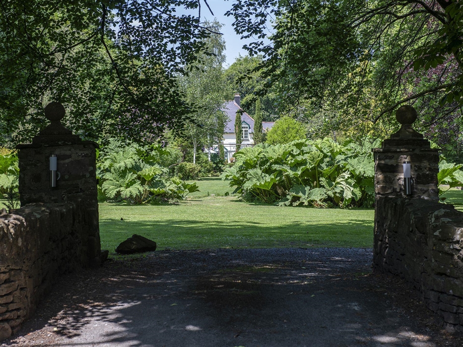 The Cors Country House