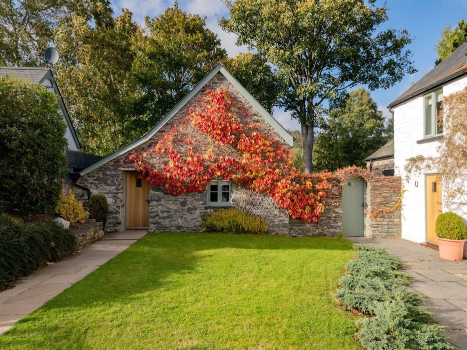 This cottage oozes country charm