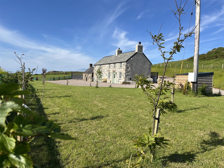 Pennant Igyn has large private gardens, ideal for pets and children to play.