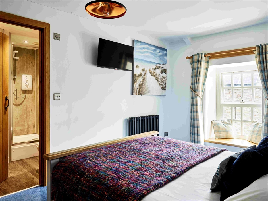 Onnen Fawr Farmhouse King Bedroom