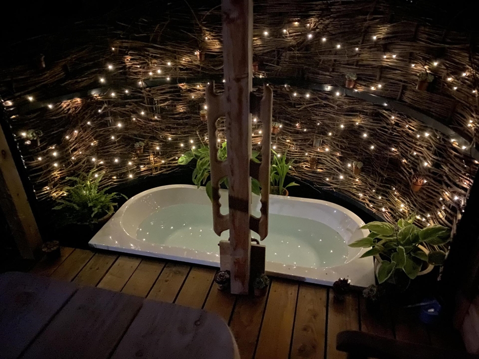Bath under the stars, star gazing outdoor bath.