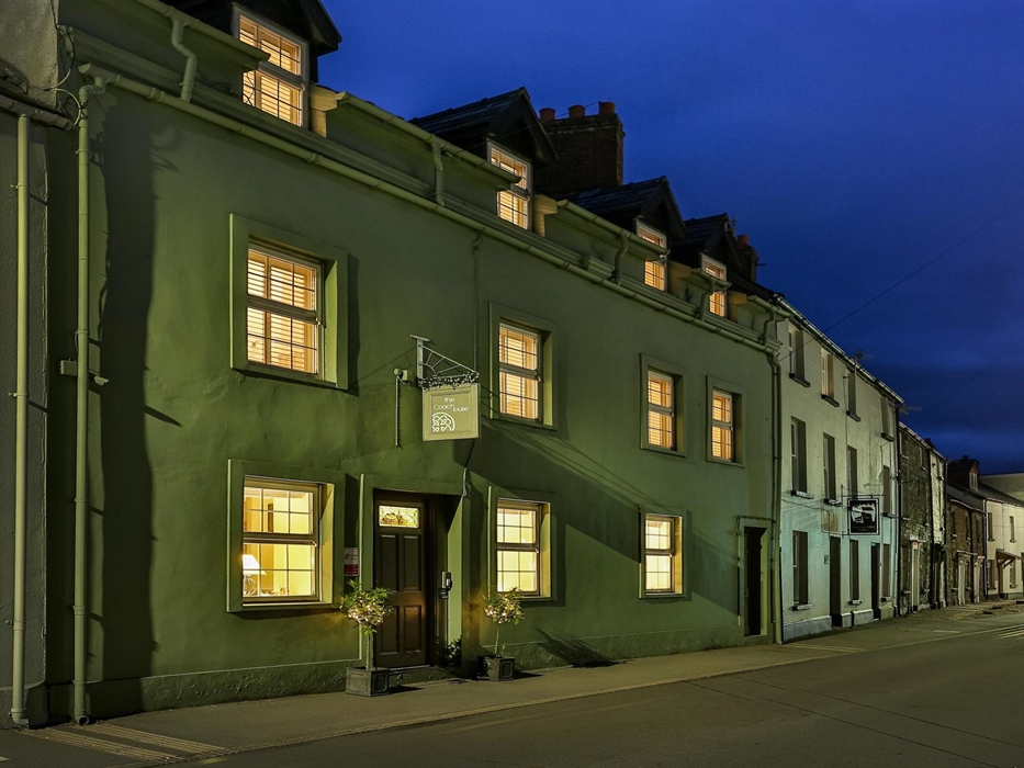 The Coach House is a short walk from the centre of Brecon town and its shops, restaurants, bars, theatre and music venues. There are beautiful walks r