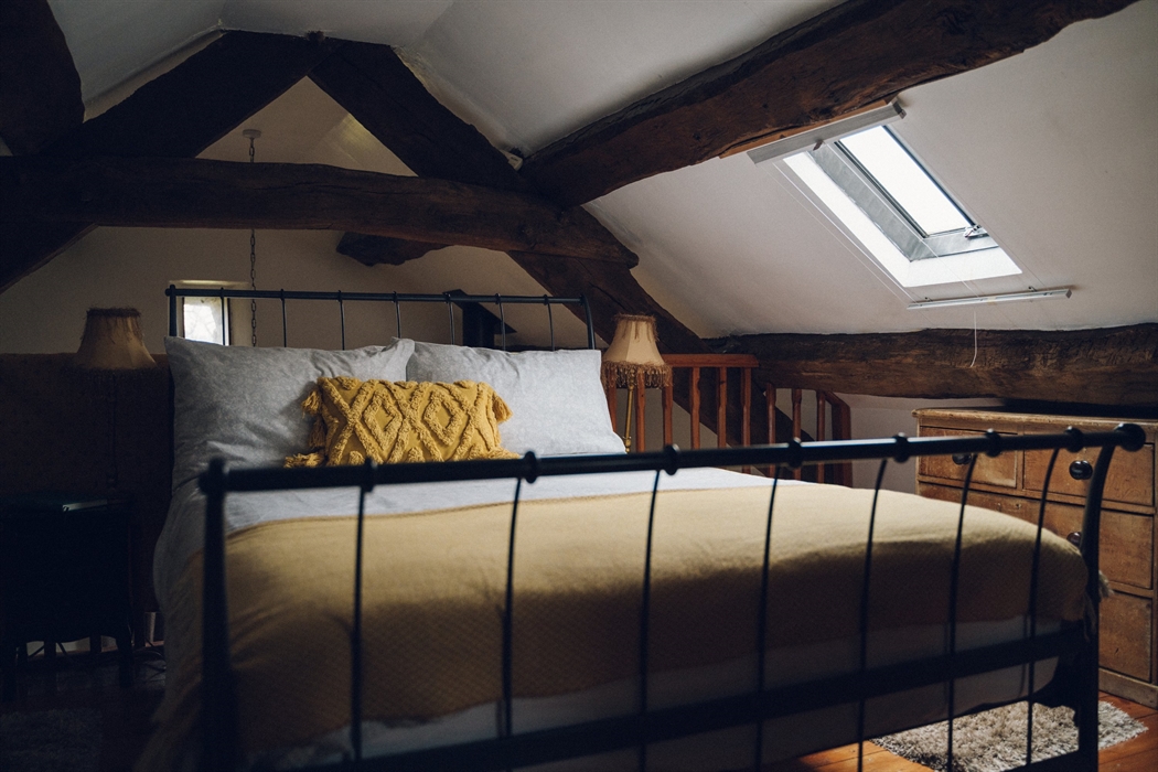 Ty Hebog 17th Century Barn crog loft bedroom