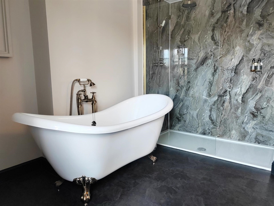 Named inspired by Welsh Valentine Extra large super king bathroom.  
Traditional freestanding roll top bath with spacious shower.