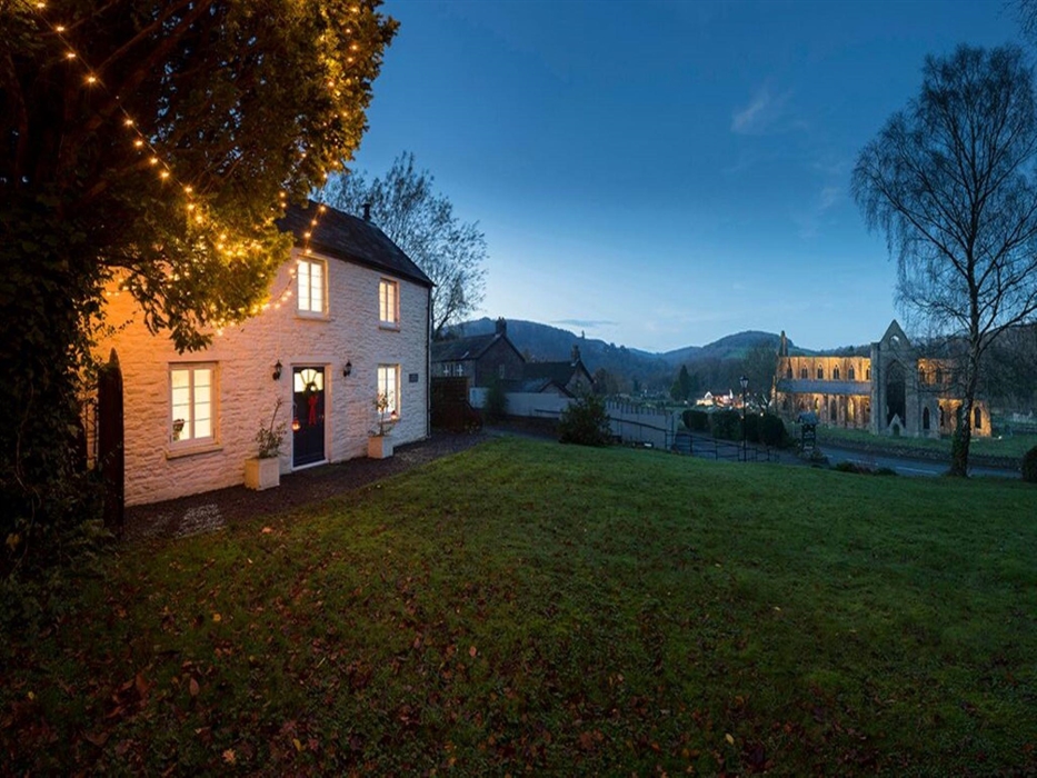 Tintern Abbey Cottage has a fabulous location opposite the Abbey in the stunning Wye Valley