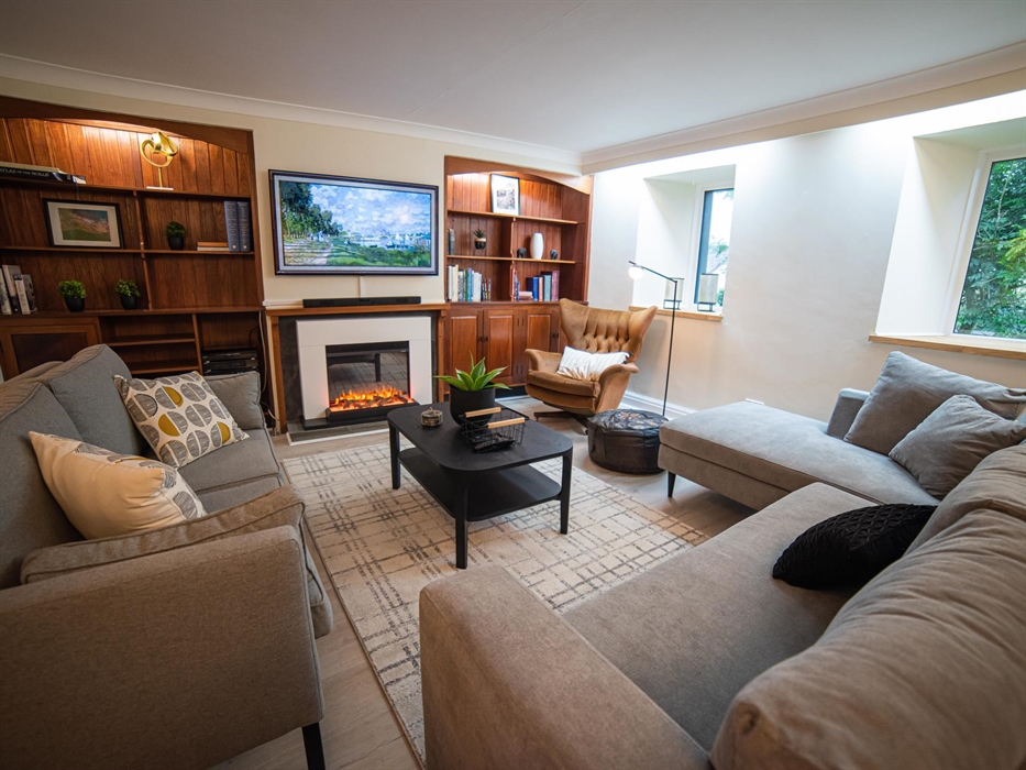 Unwind in a spacious living area with comfy seating, perfect for lively evenings or peaceful relaxation after exploring Pembrokeshire’s scenic beauty.