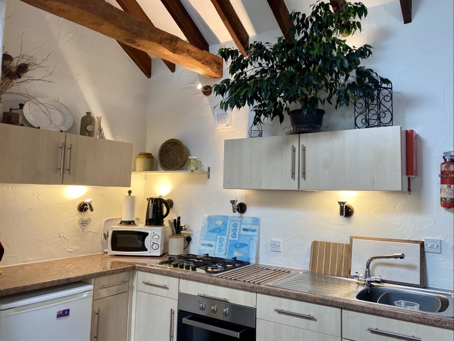 Fully equipped kitchen in Beudy Bach .