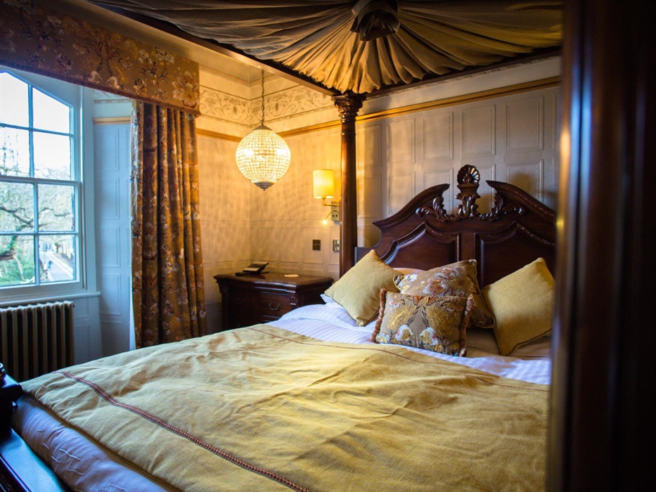 you'll just want to cosy 'n' cwtch in our luxurious 4 posters