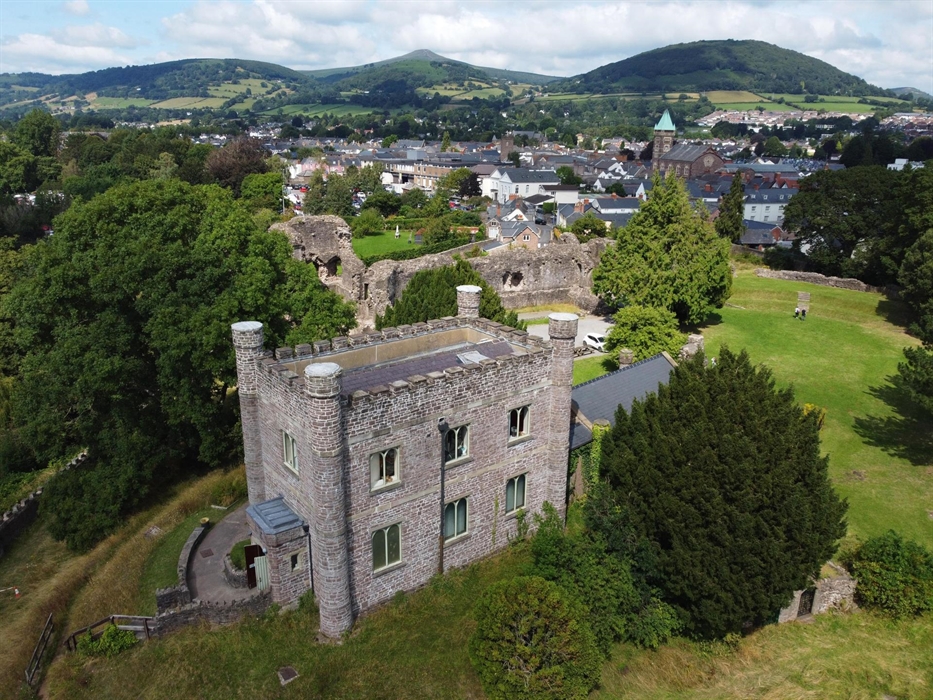 Abergavenny Museum, castle and town