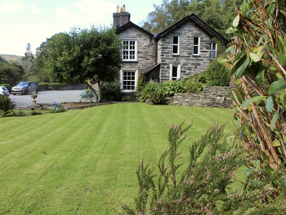 The lawned garden at Coedfa Bach