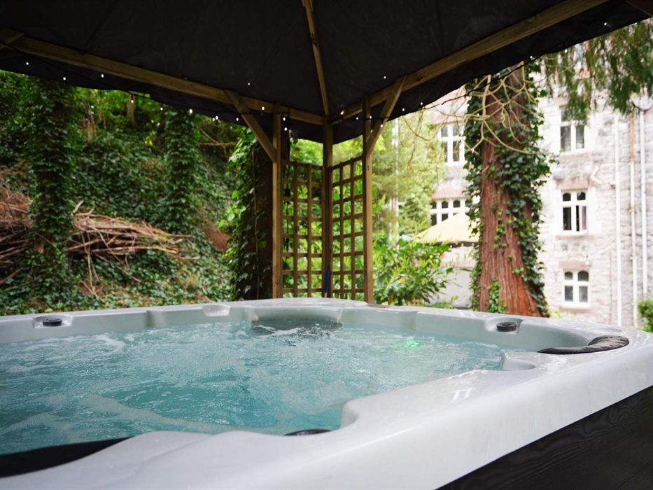 Treatment rooms, sauna, steam room, rasul and outdoor hot tubs. Relaxation and rejuvenation guaranteed