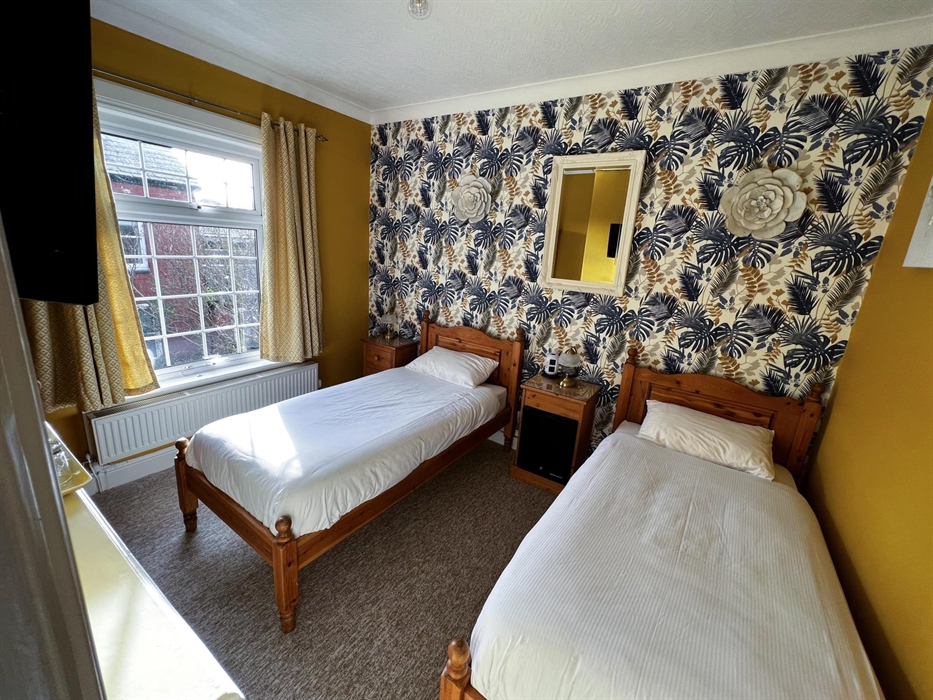 Room 8 Twin Garden View