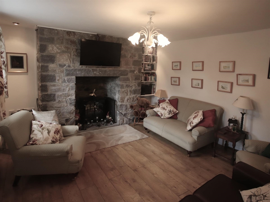 Very comfortable, Smart TV, Music Centre, Video, DVD's, books for all ages. Central Heating plus Electric Stove. Lg Burner in Snug.