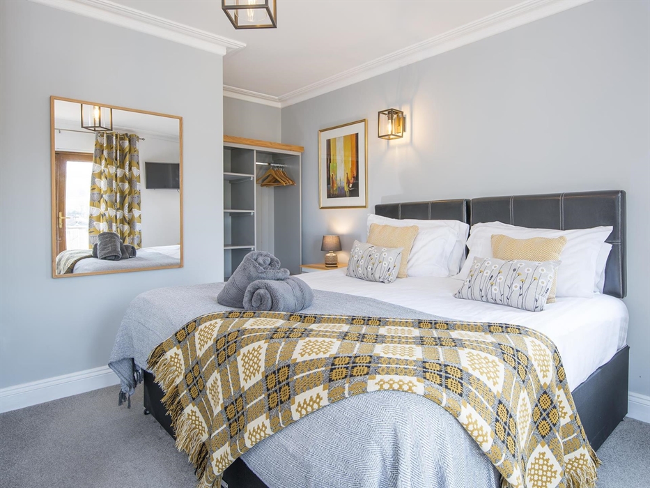 Downstairs Super King/Twin Ensuite