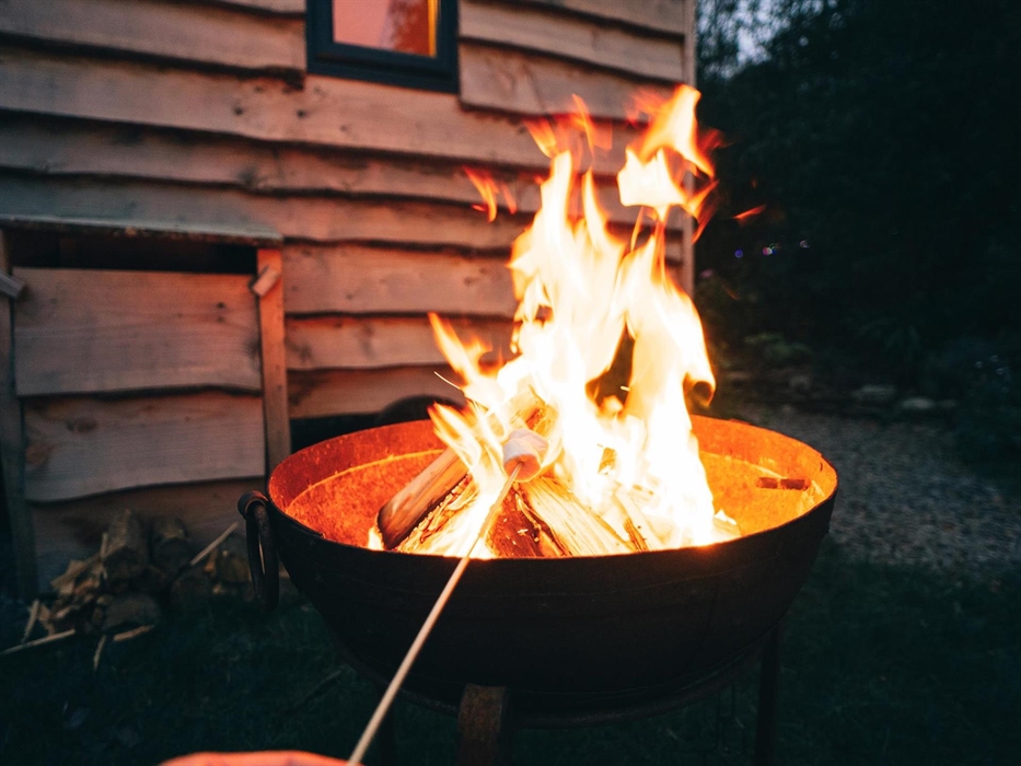 Snowdonia shepherds hut with firepit