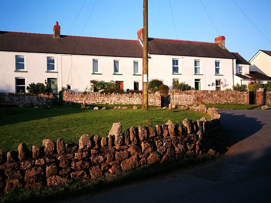 Heather Cottage is at rear behind these cottages. Middle Cottage is in middle just left of telegraph pole of the image. Wagtails Cottage is on the rig