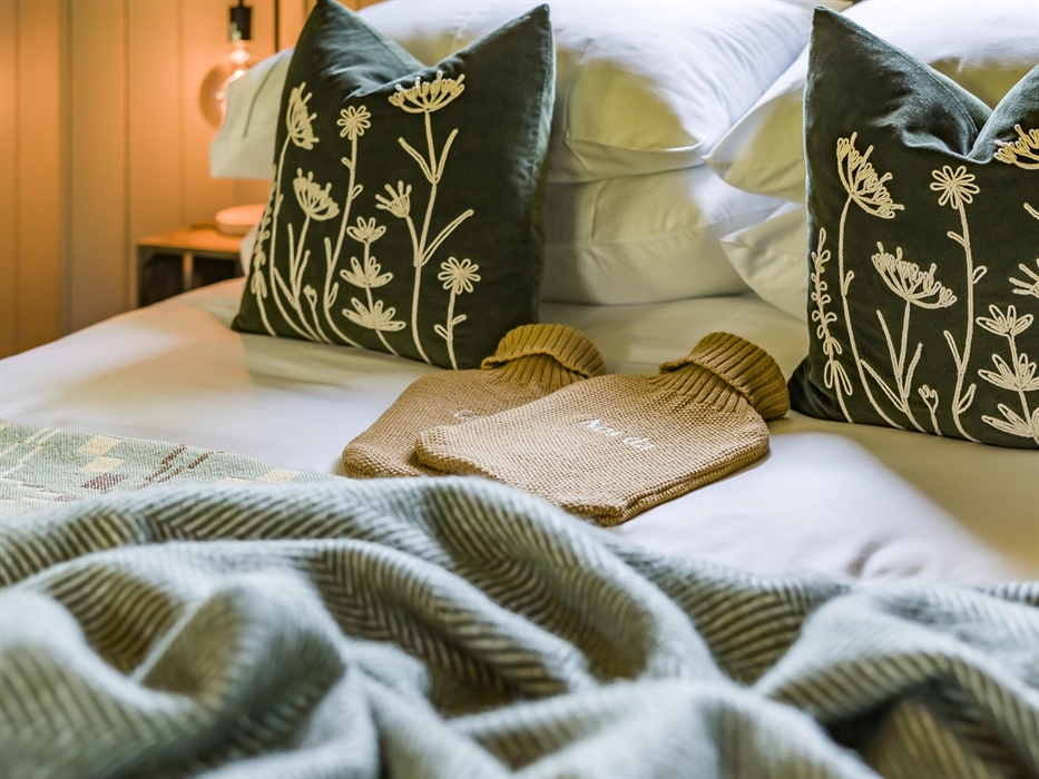 Luxurious cosy bed dressed with Egyptian  Cotton Linens and Welsh Blankets - Luxury Glamping Cabins with Hot Tubs - Brecon Beacons
