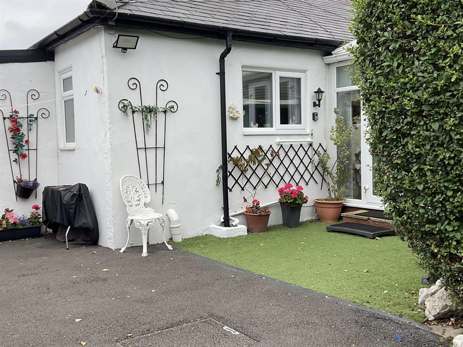 Very cosy secluded  apartment with off rd secure parking