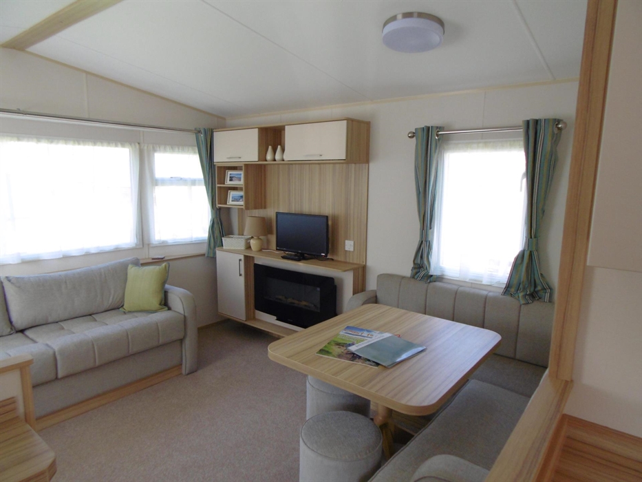 Spruce Lounge and dining area