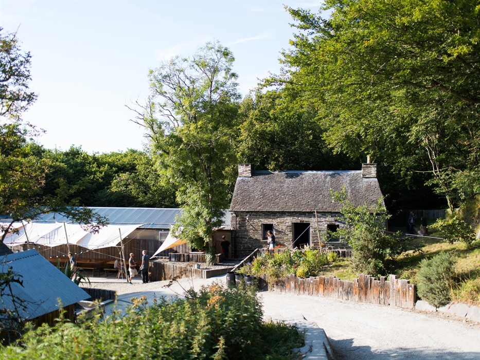 The lodge barn and Bwthyn pub