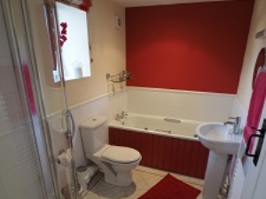 Private ensuite bathroom