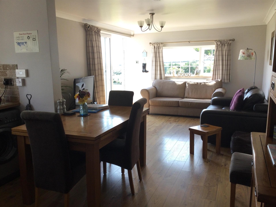 Spacious lounge/ diner