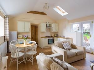 Stable lounge/dinner