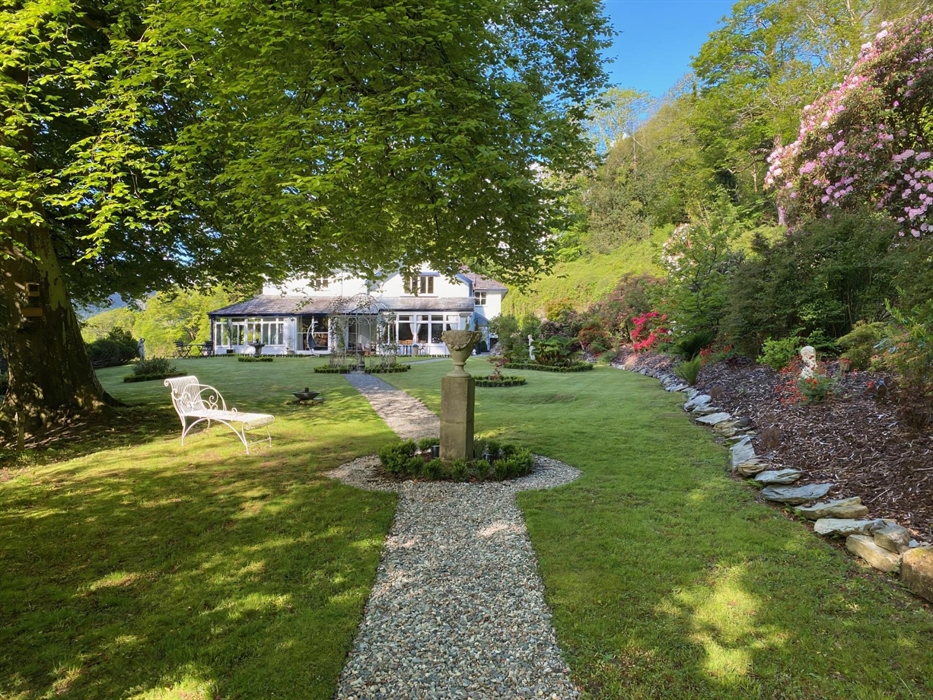 Named after romantic poet Percy Bysshe Shelley who lived here 1812-1813 - Looking over the lawn towards his monument and the house.