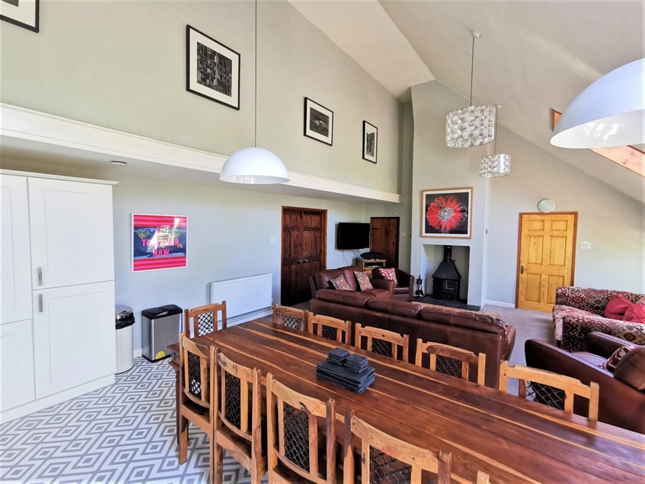 Plenty of room to wine & dine