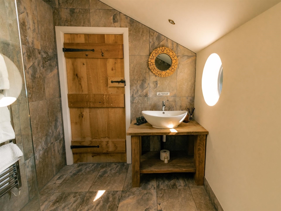 Oaklands Glamping & Treehouse