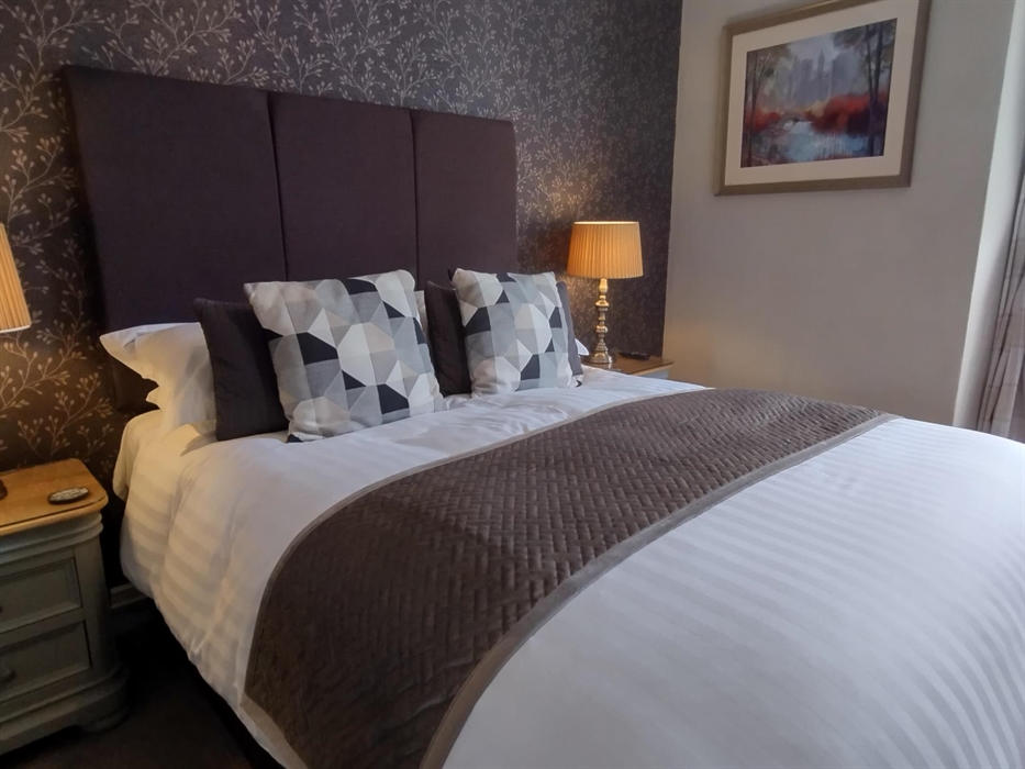 Room 2 Exclusive - king bed, en-suite shower room