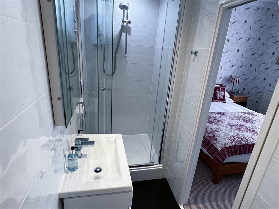 Room 5 ensuite