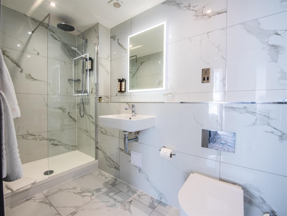 Deluxe Double Bathroom