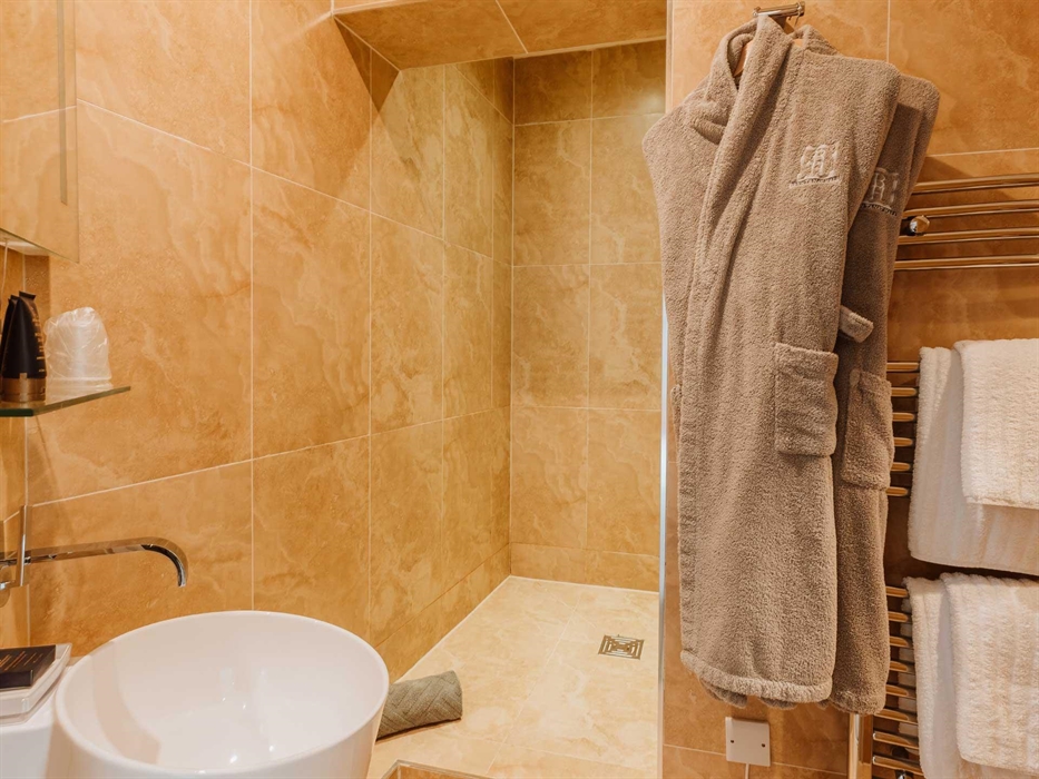 Bryn Tanat Hall has 8 private or en-suite bathrooms and 3 shared bathrooms