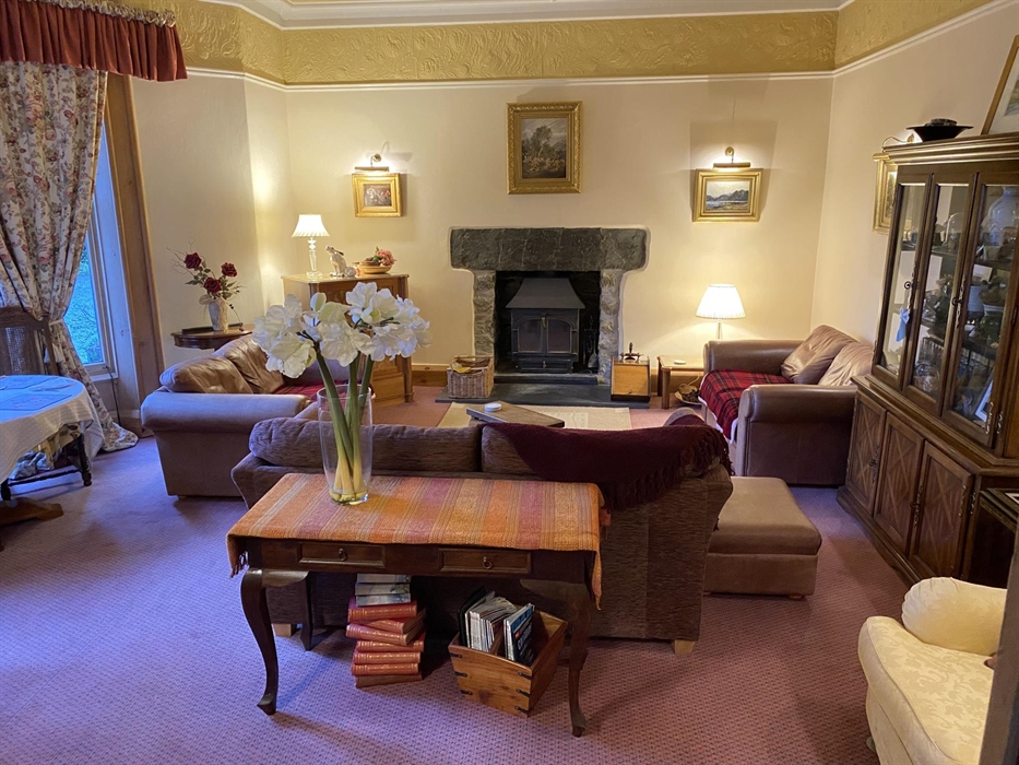 Richard Sebastian Bond lounge