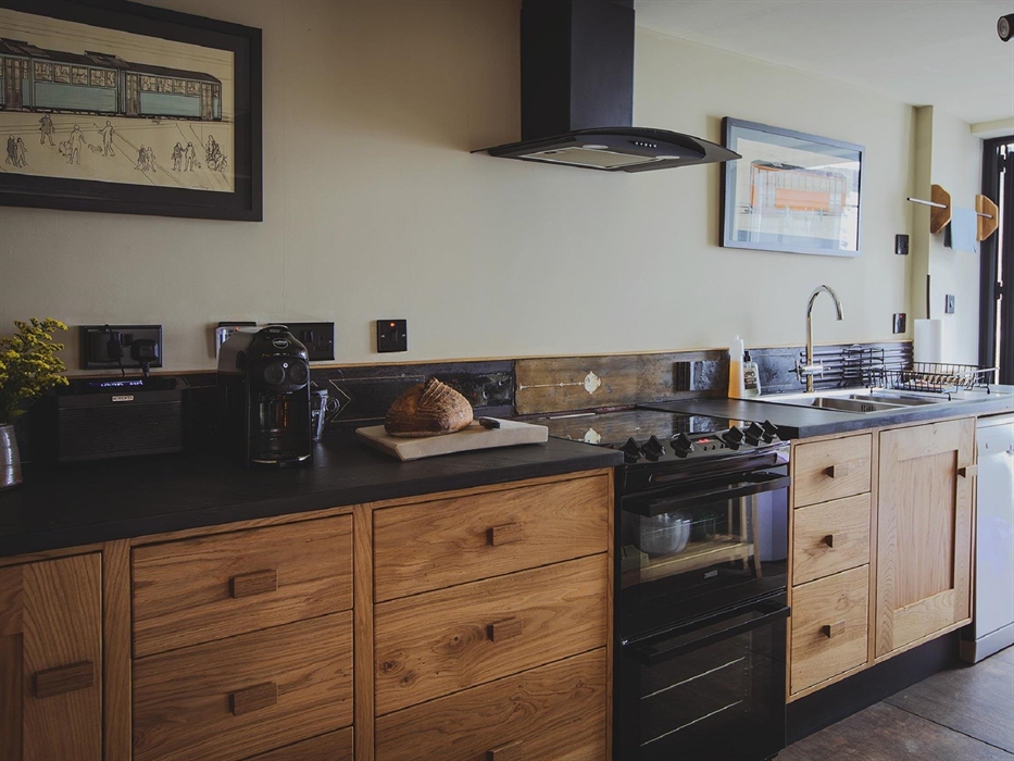 The kitchen has been designed with keen cooks in mind. You'll find everything you need to prepare delicious meals for your loved ones.