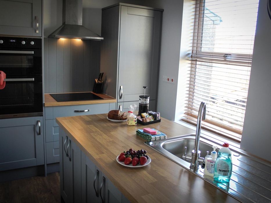 Kitchen at Glandwr House, Rhayader - ideal for groups to have a natter when preparing food