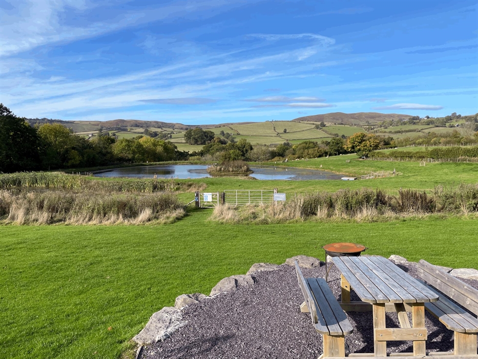 All 6 cabins face the small lake which provides plenty of wildlife spotting opportunities. Watch the landscape change through all of the seasons